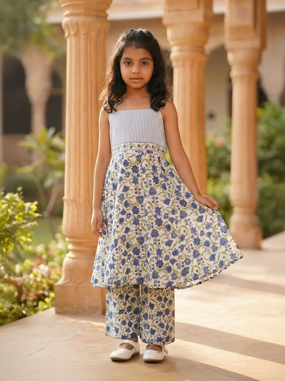 Sleeveless cotton suit for girls
