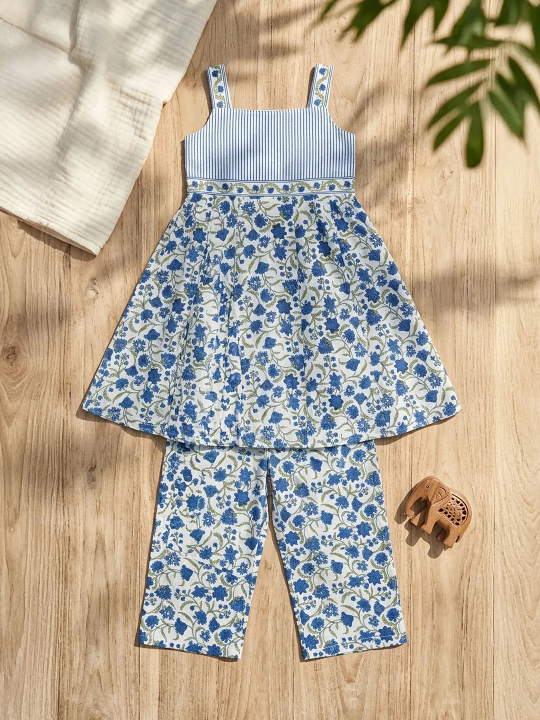 Sleeveless cotton suit for girls